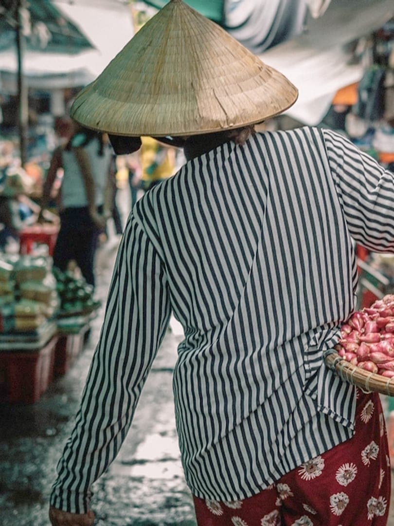 Người bán hàng đội nón lá giữa chợ Đông Ba, Huế