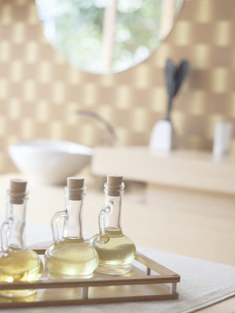 Những lọ tinh dầu trên quầy spa trong ánh sáng ấm